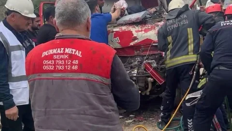 Antalya'da Kamyon Çarpışması