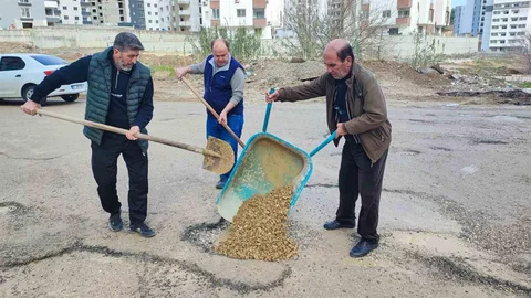 Adana'da Çukurları Vatandaş Kapatıyor