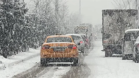 Yüksekova’da Kar Yağışı Yaşamı Olumsuz Etkiliyor