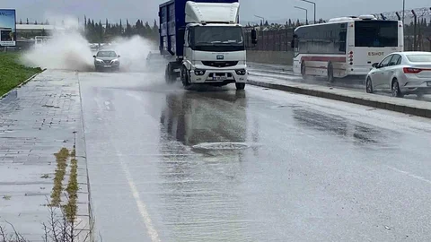 İzmir'de Sağanak Yağmur Etkili Oldu