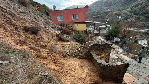 Osmaniye'de Toprak Kayması Oldu