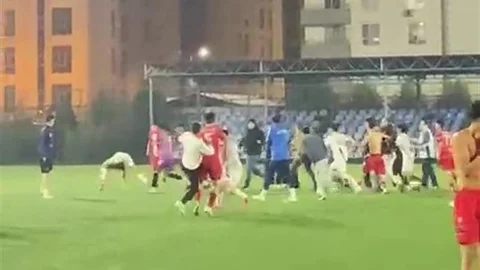 Adana'da Futbolcular Kavga Etti