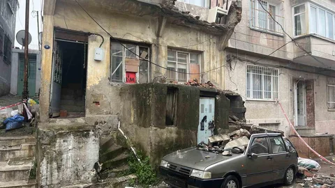 İzmir'de Beton Parçaları Araç Hasarına Neden Oldu