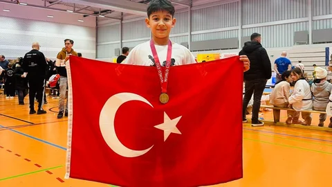 Taekwondonun Kralı Tarsus’tan Çıktı! Küçük Yusuf Avrupa’yı Titretti: Altın Madalya Geldi!