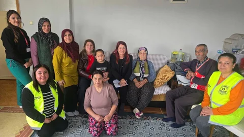 Tarsus Belediyesi Kapı Kapı Ziyaret Ediyor: " Her Zaman Yanınızda" Projesiyle Vatandaşlar Duygusal Anlar Yaşıyor!