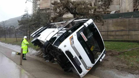 Isparta'da Askeri Minibüs Devrildi