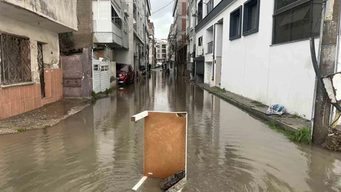 Karşıyaka'da Su Taşkınları Yaşandı
