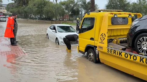 Serik’te Sağanak Yağış Sonrası Su Birikintileri Oluştu