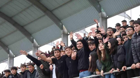 Adana'da Liseli Gençlerin Maç Heyecanı Kavga ile Sona Erdi