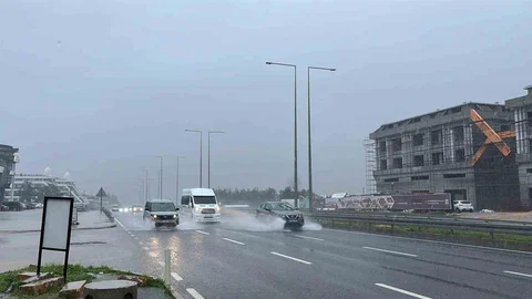 Alanya'da Sağanak Yağış Sorun Yarattı