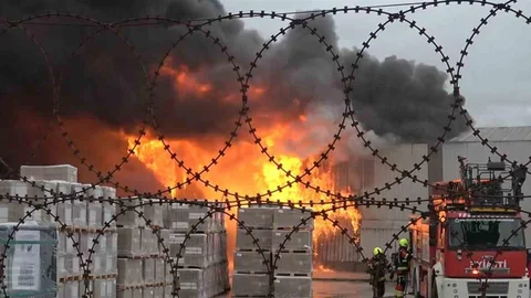 Balıkesir'de Yapı Market Yangını Kontrol Altında