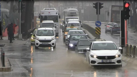 Edirne'de Yağmur Suları Caddeyi Kapladı