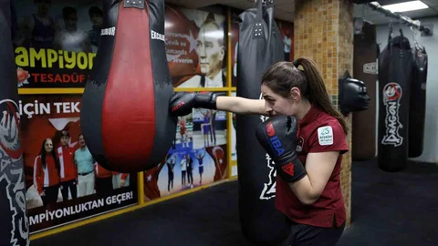 Kilo Vermek İçin Eldiven Takıp Şampiyon Oldu