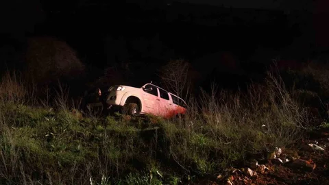 Bursa'da Kamyonet Şarampole Yuvarlandı