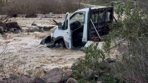 İzmir'de Derede Mahsur Kalan 3 Kişi Kurtarıldı