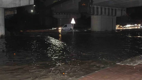 Adana'da Sağanak Yağış Etkili Oldu