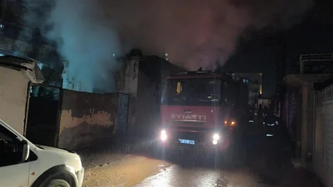 Kırıkhan'da Metruk Binada Yangın Çıktı