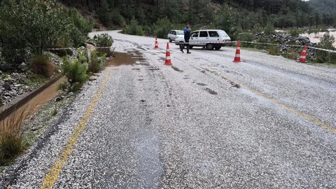 Muğla'da Yağış Sonrası Yol Çökmesi
