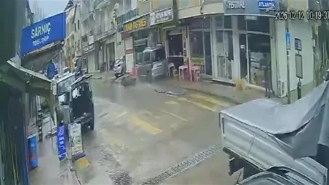 İzmir'de Kontrolden Çıkan Araç Kazaya Neden Oldu