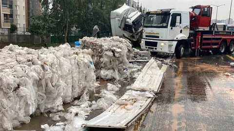 Adana'da Naylon Atık Yüklü Tır Kazası