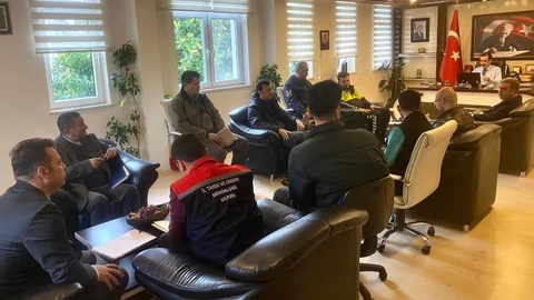 Bozyazı'da Can ve Mal GüvenliĜini Tehlikeye Sokan Metruk Binalar İle Sokak Hayvanları Değerlendirildi