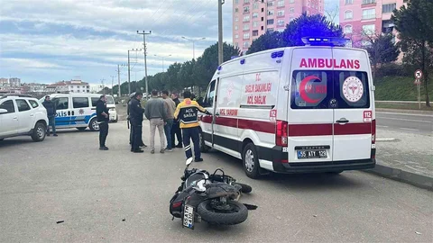 Samsun'da Motosiklet ve Otomobil Çarpıştı