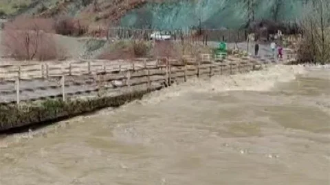 Yoğun Yağışlar Dereleri Taşırdı