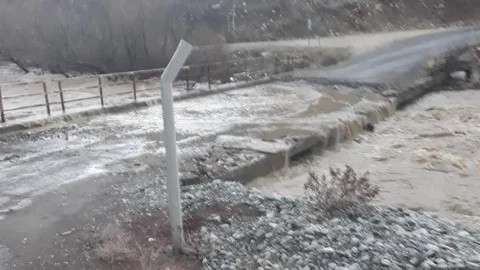 Biriman Köprüsü Taştı ve Ulaşım Kesildi