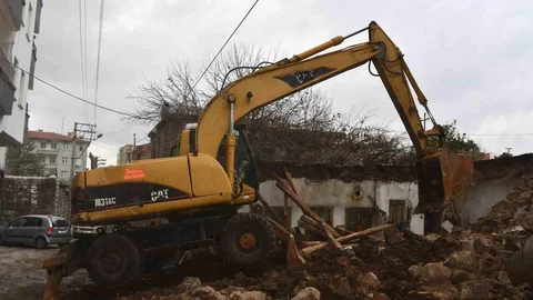 Siverek'te Metruk Evler Yıkılıyor