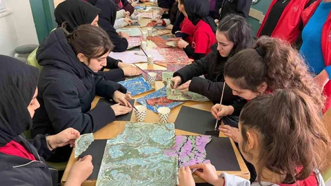 Düzce'de Ebru Kolajı Atölyesi Düzenlendi