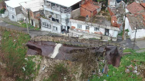 İzmir'de Yol Çökmesi Endişe Yarattı