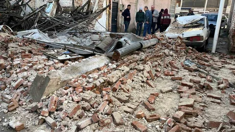 Sarıgöl'de Sağanak Yağış Metruk Binayı Yıktı