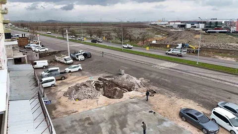 Diyarbakır'da Ana Yol Kenarı Çukuru