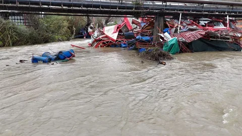 Dimçayı Taştı, İşletmeler Su Altında Kaldı