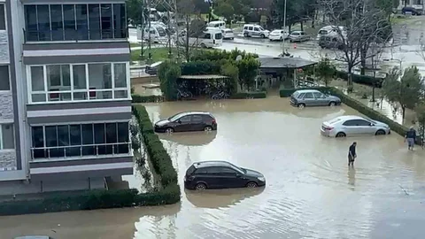 Aliağa’da Sağanak Yağışla Dere Taştı