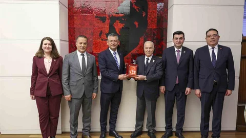 CHP Genel Başkanı Özel, Şehit Dernekleriyle Buluştu