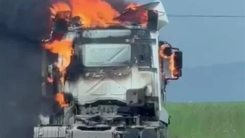 Silopi'de Yanan Tır Kullanılamaz Hale Geldi