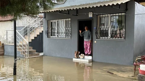 İzmir'de Dere Taştı, Vatandaşlar Mağdur Oldu