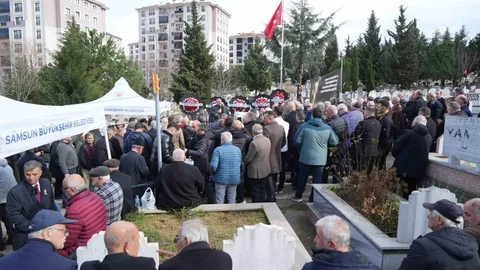 Ozan Arif Mezarı Başında Anıldı
