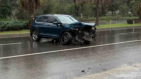 Antalya'da Yağışlı Havada Kaza