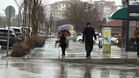 Aksaray'da Şiddetli Yağmur ve Rüzgar Etkili Oluyor