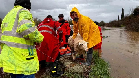 İzmir'de Yağışla Mücadele Devam Ediyor