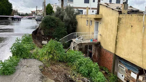 İzmir'de İstinat Duvarı Çöktü