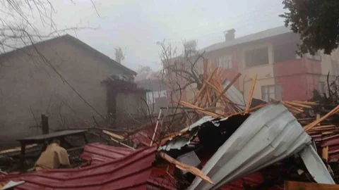 Tarsus'ta Fırtına ve Yağmur Etkili Oldu