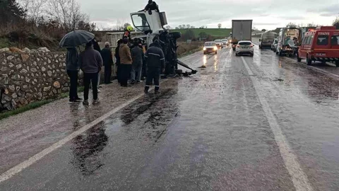Gönen'de Kamyon Devrildi, 1 Yaralı