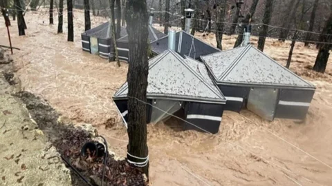 Mersin'de Sağanak Yağış Etkili Oldu