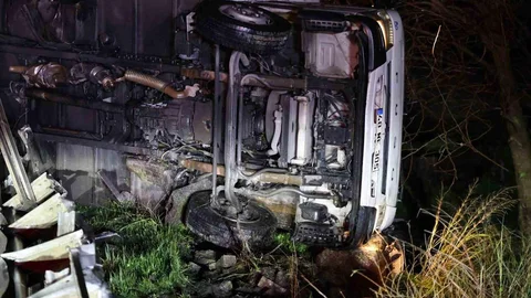 Aydın'da Kamyon Bariyerlere Asılı Kaldı