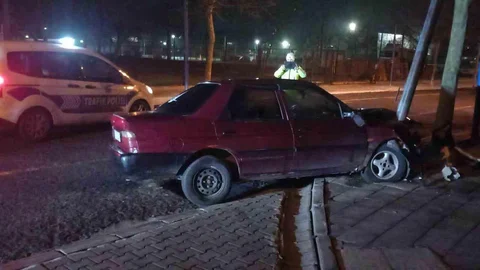 Tekirdağ'da Demir Direğe Çarpan Araç Hurdaya Döndü