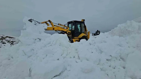 Aydınlar Beldesinde Karla Mücadele Çalışmaları Sürüyor