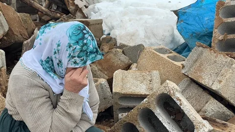 Yüksekova'da Yıkılan Ahırın Ardından Gözyaşları Döküldü